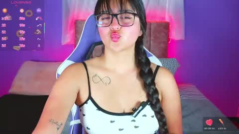 1_scarllet_ online show from April 21, 1:07 pm