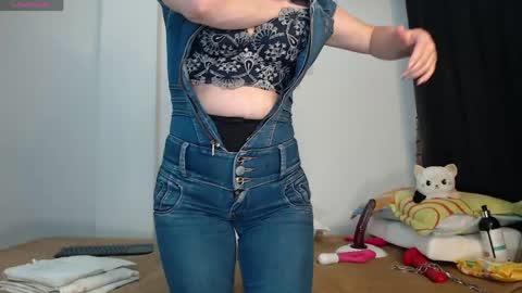 _alice_horny_ online show from April 18, 11:48 pm