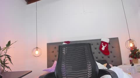 Snapshot of _aline_hall chatting on December 5, 10:44 am Alline Hall online show from December 5, 10:44 am