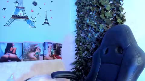 Snapshot of _angelnaugthy_ chatting on October 3, 2:27 am ANGEL online show from October 3, 2:27 am
