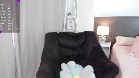 Snapshot of _bleuelune chatting on October 6, 2:34 pm Mary online show from October 6, 2:34 pm