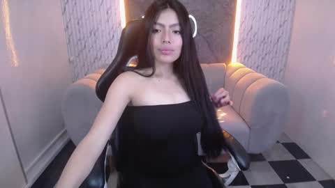 _charlottee_b online show from April 11, 1:59 pm