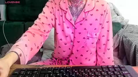 Snapshot of _feralberry__ chatting on February 9, 3:01 pm Alis online show from February 9, 3:01 pm