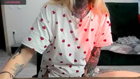 Snapshot of _feralberry__ chatting on December 27, 11:39 am Alis online show from December 27, 11:39 am