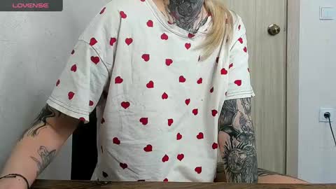 Snapshot of _feralberry__ chatting on February 17, 5:14 am Alis online show from February 17, 5:14 am
