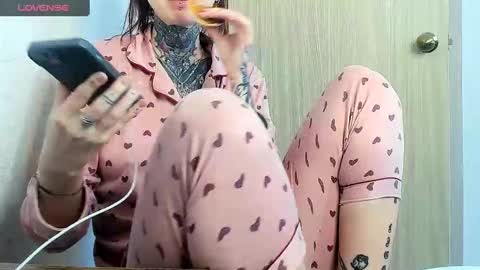 Snapshot of _feralberry__ chatting on March 11, 7:03 am Alis online show from March 11, 7:03 am