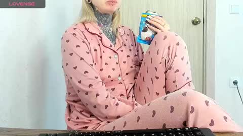 Snapshot of _feralberry__ chatting on February 15, 10:44 am Alis online show from February 15, 10:44 am