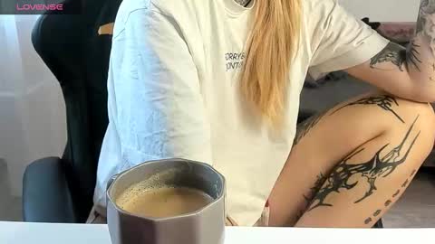 Snapshot of _feralberry__ chatting on October 8, 7:35 am Alis online show from October 8, 7:35 am