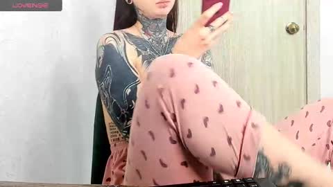 Snapshot of _feralberry__ chatting on March 7, 4:46 am Alis online show from March 7, 4:46 am