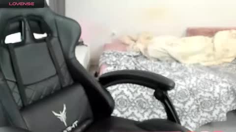Snapshot of _feralberry__ chatting on September 30, 9:59 am Alis online show from September 30, 9:59 am