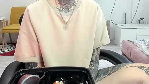 Snapshot of _feralberry__ chatting on September 19, 8:02 am Alis online show from September 19, 8:02 am