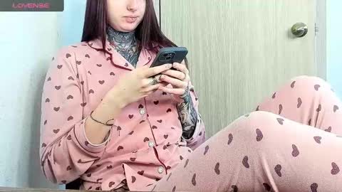 Snapshot of _feralberry__ chatting on March 9, 5:11 am Alis online show from March 9, 5:11 am