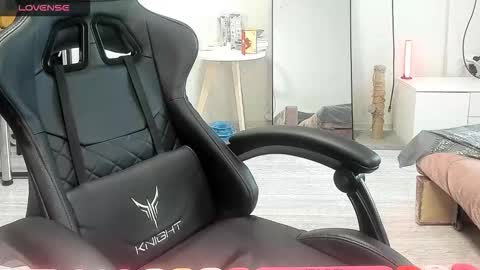Snapshot of _feralberry__ chatting on October 19, 8:05 am Alis online show from October 19, 8:05 am