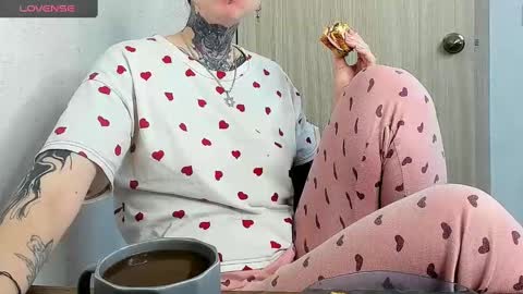 Snapshot of _feralberry__ chatting on March 4, 6:04 am Alis online show from March 4, 6:04 am