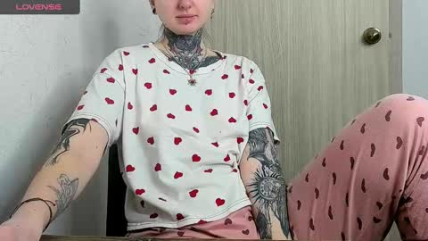 Snapshot of _feralberry__ chatting on March 2, 6:46 pm Alis online show from March 2, 6:46 pm