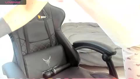 Snapshot of _feralberry__ chatting on October 7, 7:24 am Alis online show from October 7, 7:24 am