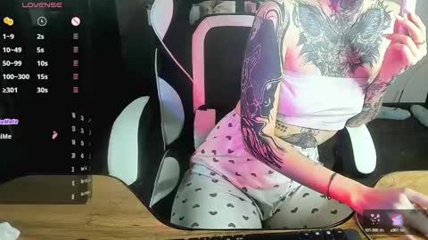 Snapshot of _feralberry__ chatting on December 7, 2:42 am Alis online show from December 7, 2:42 am