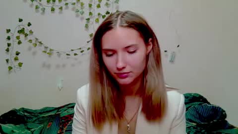 _kikiclark_ online show from November 21, 8:22 pm