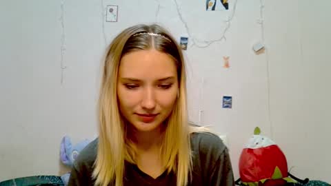 _kikiclark_ online show from September 18, 8:29 pm