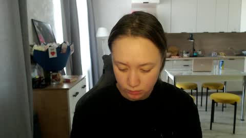 _lalune_ online show from April 16, 9:09 am