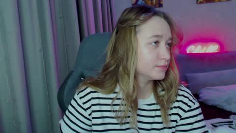 _lalune_ online show from January 6, 12:59 am