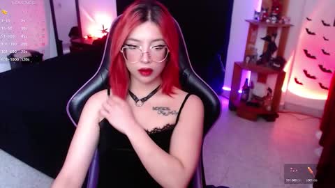 Queen.  Help me reach 100 thumbs up  online show from September 8, 8:52 pm