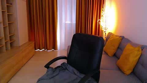 Mia online show from April 15, 11:00 am