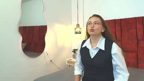 _monaliza_ online show from June 6, 12:11 pm