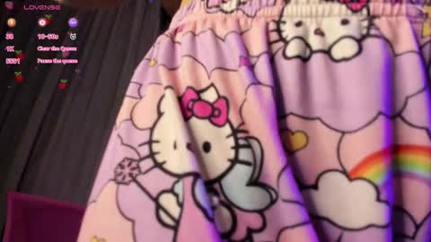 Snapshot of _strawberrycream chatting on October 17, 3:32 am Angela online show from October 17, 3:32 am