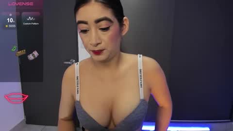 Snapshot of aandreamartinez1 chatting on October 1, 10:31 am andrea online show from October 1, 10:31 am