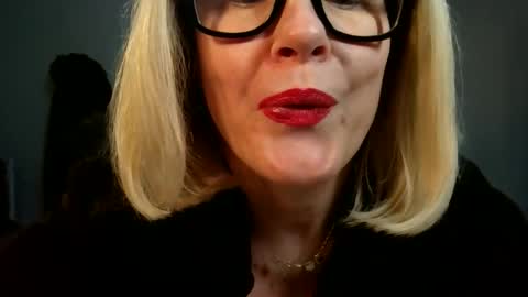 adelemilf40 online show from December 18, 6:23 pm