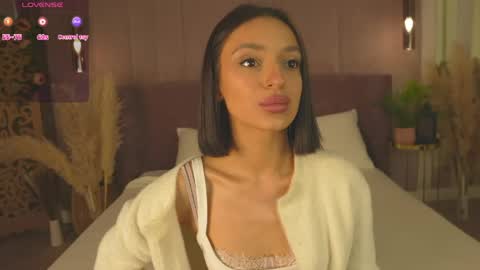 adoracortes online show from April 19, 5:07 am