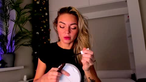 Snapshot of adriana_coy_ chatting on December 15, 5:23 am Adriana online show from December 15, 5:23 am