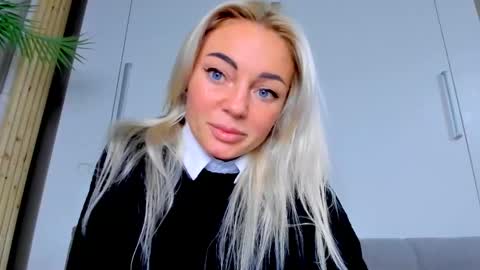 Snapshot of adriana_coy_ chatting on October 10, 4:01 pm Adriana online show from October 10, 4:01 pm