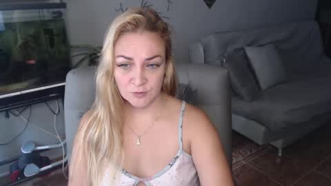 Adriana Paredes  online show from February 17, 1:00 pm