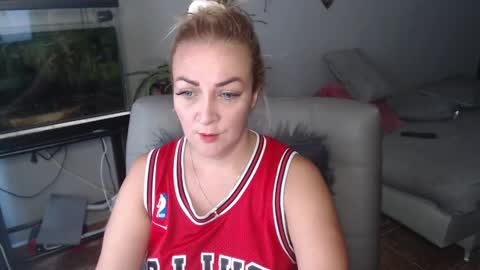 Adriana Paredes  online show from February 4, 1:06 pm