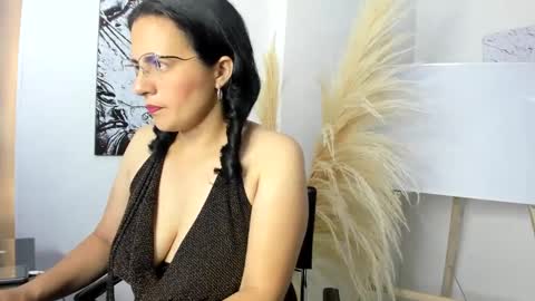 Snapshot of africa_holmes chatting on March 7, 2:04 am Africa online show from March 7, 2:04 am