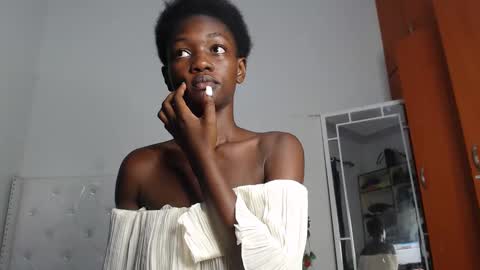 Snapshot of africanpetitequeen chatting on February 19, 6:22 am CIARA online show from February 19, 6:22 am