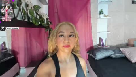 Snapshot of agatadelphine_mr chatting on March 1, 1:29 pm Agatadelphine online show from March 1, 1:29 pm