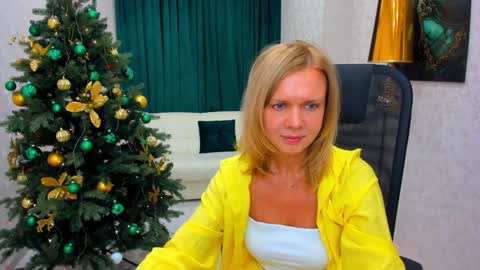 Snapshot of agathaklouin chatting on December 15, 5:02 am Agatha online show from December 15, 5:02 am