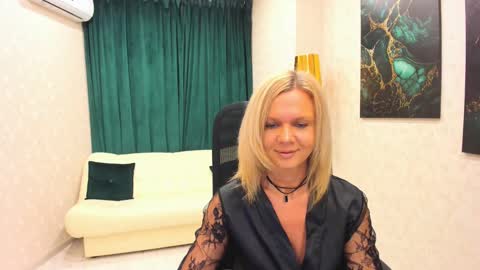 Snapshot of agathaklouin chatting on February 15, 4:14 am Agatha online show from February 15, 4:14 am