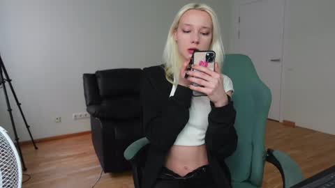 Agelina Lilly Laura online show from April 5, 5:50 am