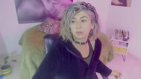 Lily online show from December 7, 10:45 am