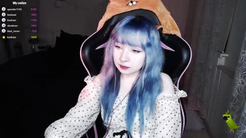 akirahartyx online show from January 11, 2:04 pm