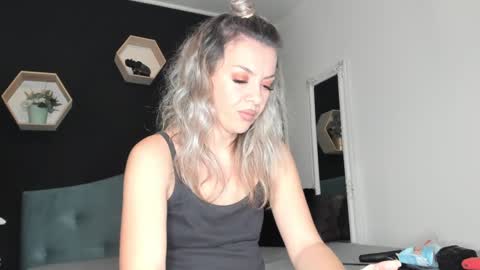Snapshot of alesys69 chatting on December 7, 11:12 pm alesys69 online show from December 7, 11:12 pm