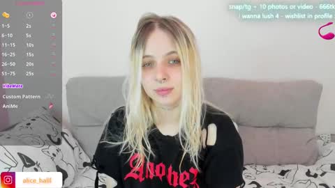 Snapshot of alice_halle chatting on March 8, 8:40 am alice_halle online show from March 8, 8:40 am