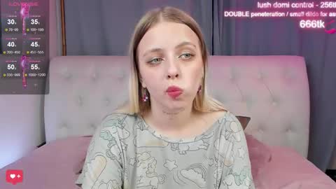 Snapshot of alice_halle chatting on October 9, 7:23 am alice_halle online show from October 9, 7:23 am