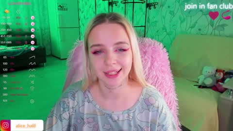 Snapshot of alice_halle chatting on December 2, 10:43 pm alice_halle online show from December 2, 10:43 pm