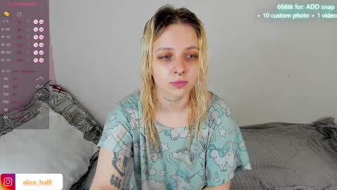 Snapshot of alice_halle chatting on January 22, 7:46 am alice_halle online show from January 22, 7:46 am