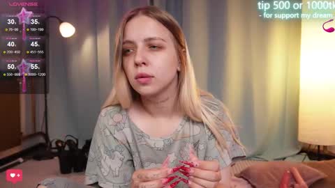 Snapshot of alice_halle chatting on September 11, 8:14 am alice_halle online show from September 11, 8:14 am